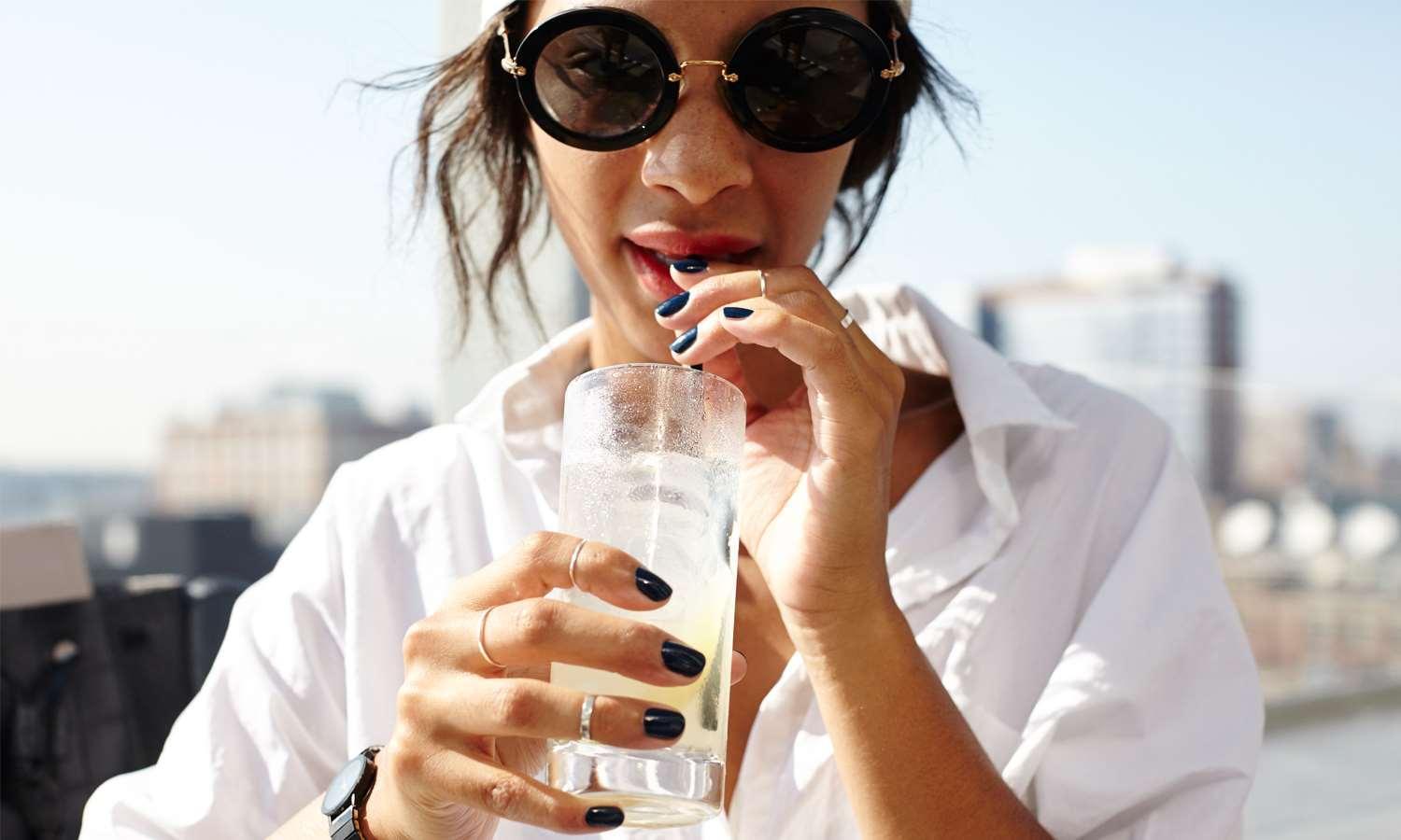 Royalton Park Avenue Hotel Nova Iorque Exterior foto A woman drinking a glass of water