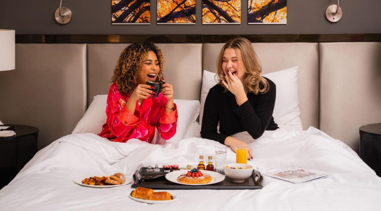 Royalton Park Avenue Hotel Nova Iorque Exterior foto Room service at a hotel